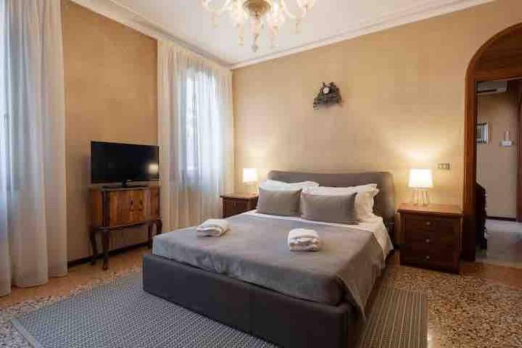 Ca' Pesaro Rooftop Terrace Apartment. * Wenecja