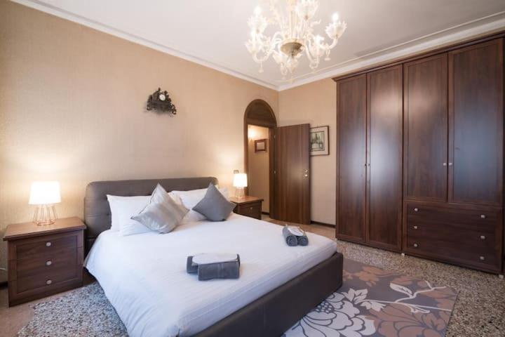 Ca' Pesaro Rooftop Terrace Apartment. Apartament Wenecja